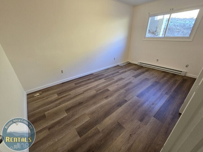 Building Photo - 3-Bed/1.5-Bath Duplex Unit Available - Close to Campus!