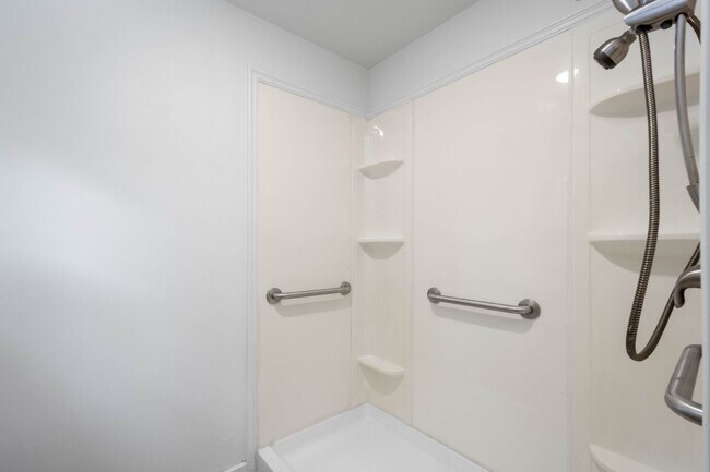 Building Photo - MOVE IN READY! FULLY RENOVATED 2-BEDROOM I...