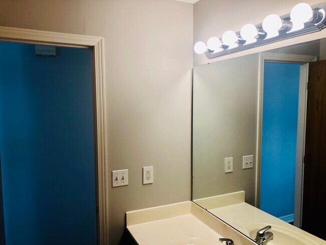 Building Photo - {1601} Spacious Duplex + Two Car Garage + Finished Basement + Fort Osage School District