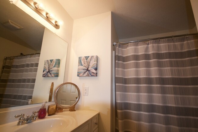 Building Photo - Taylor Spring Townhouse With Garage and Ba...