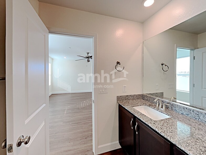 Building Photo - 5919 W Columbine Dr