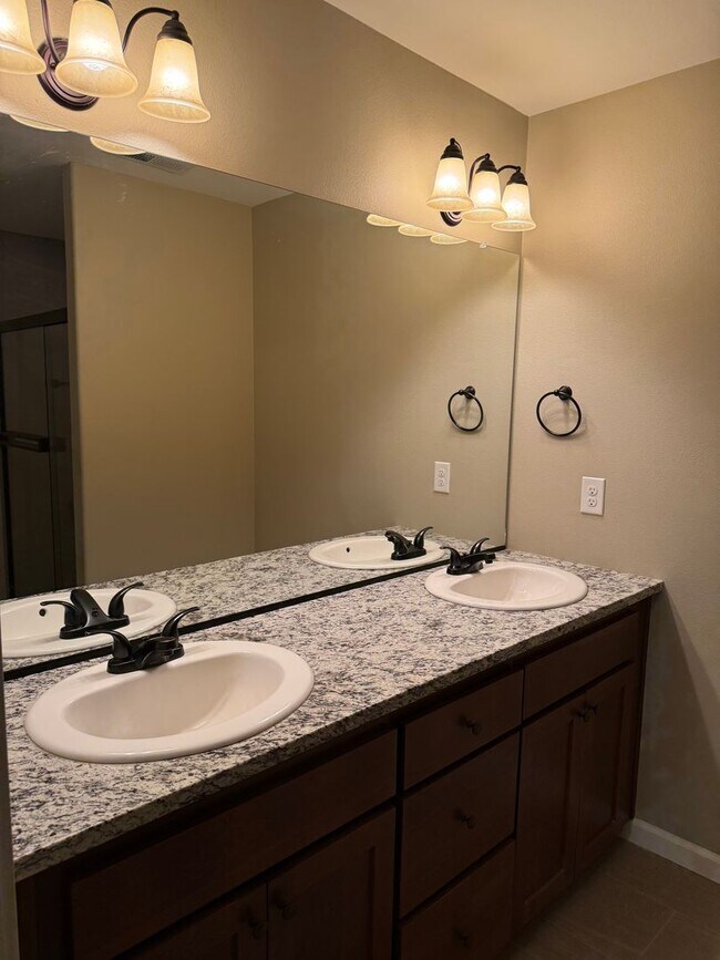 Building Photo - Beautiful 3 Bedroom House with High Ceilin...