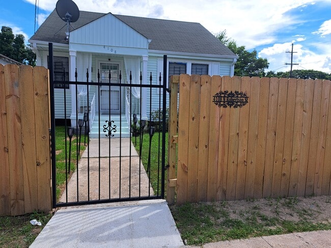 Building Photo - 4108 N Robertson St