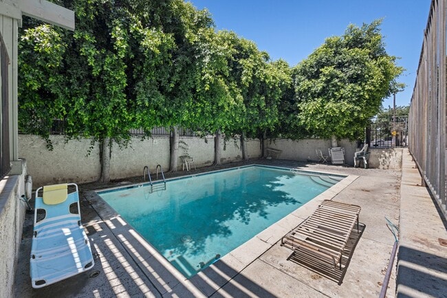Building Photo - Bright, spacious Van Nuys 3-level townhome