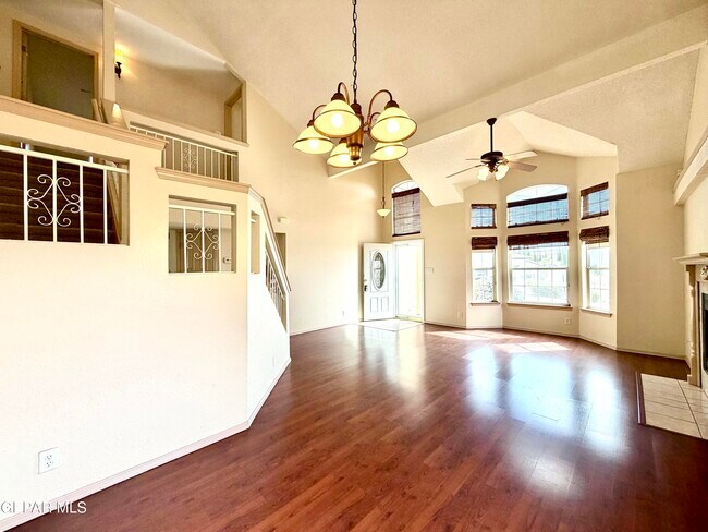 Building Photo - 1013 Via De La Paz Dr