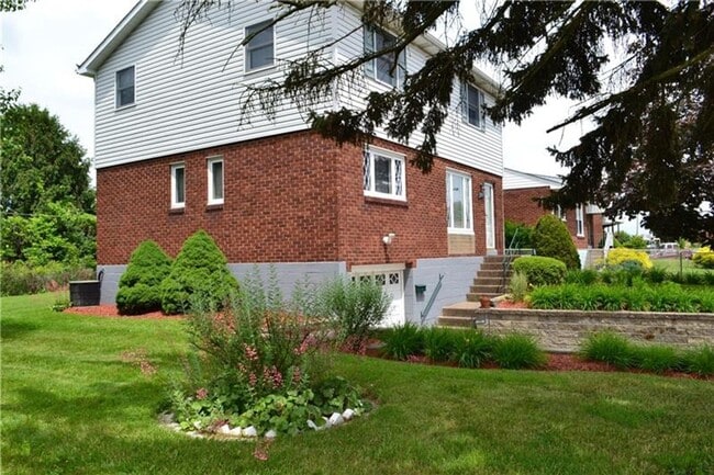 Building Photo - 5Bed | 2bath Home in West Mifflin, PA