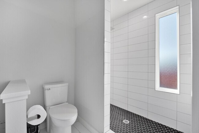 Building Photo - Modern Comfort Minutes from Downtown