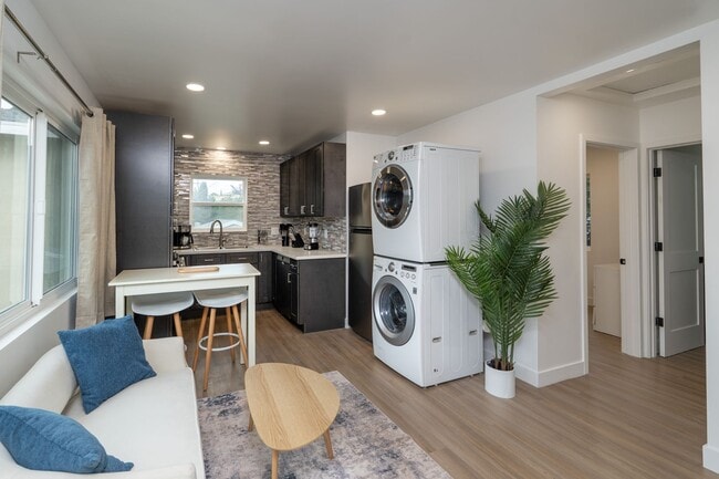 Building Photo - New Charming ADU!!! 1 Bed/1 Bath 490 Sq. Ft. $2,300/mo.