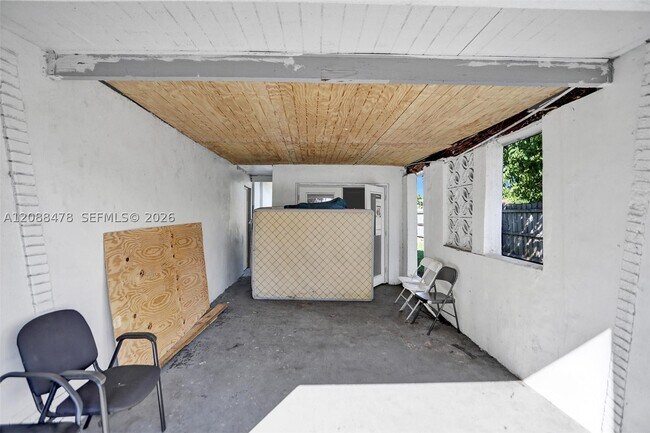 Building Photo - 1002 S 28th Ave