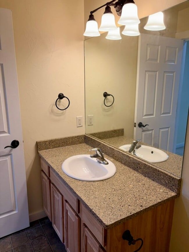 Building Photo - 3 Bedroom, 2.5 Bathroom Townhouse with Fireplace