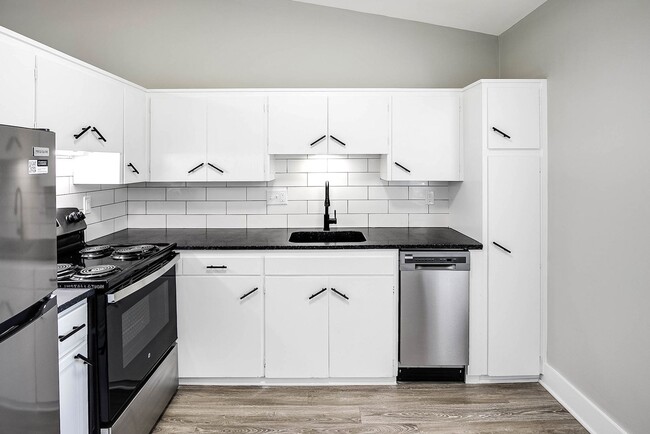 Building Photo - Top-Floor 2-Bedroom Apartment with Vaulted Ceilings!