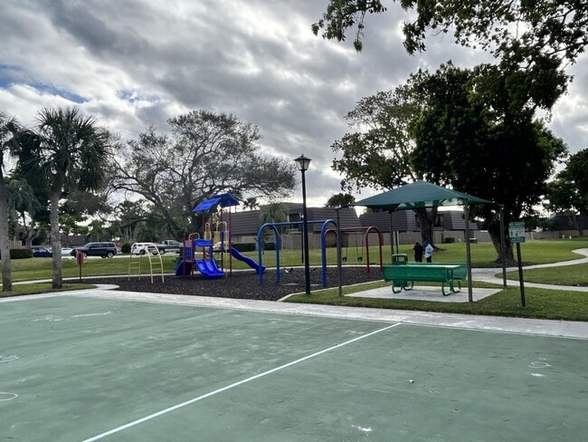 Building Photo - 705 7th Ct