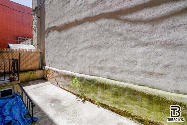 Building Photo - 4 bedroom in Brooklyn NY 11207