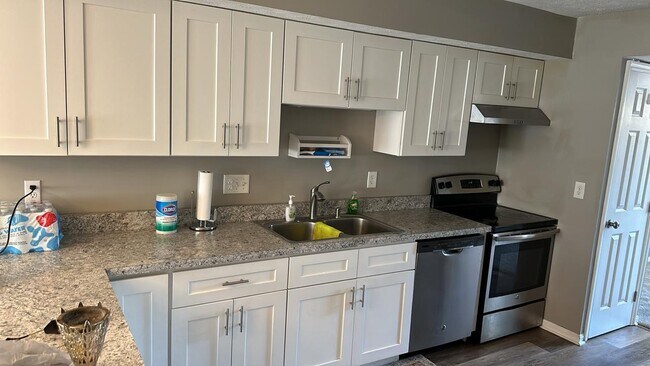 Building Photo - 204 Sherwood Green Ct