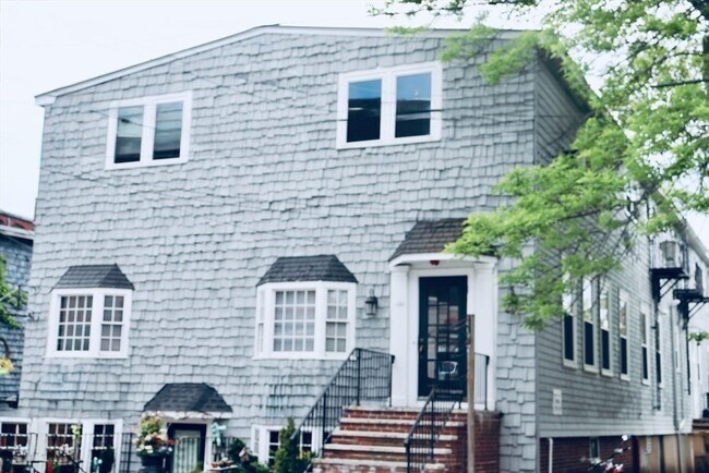 Building Photo - 118 Pleasant St