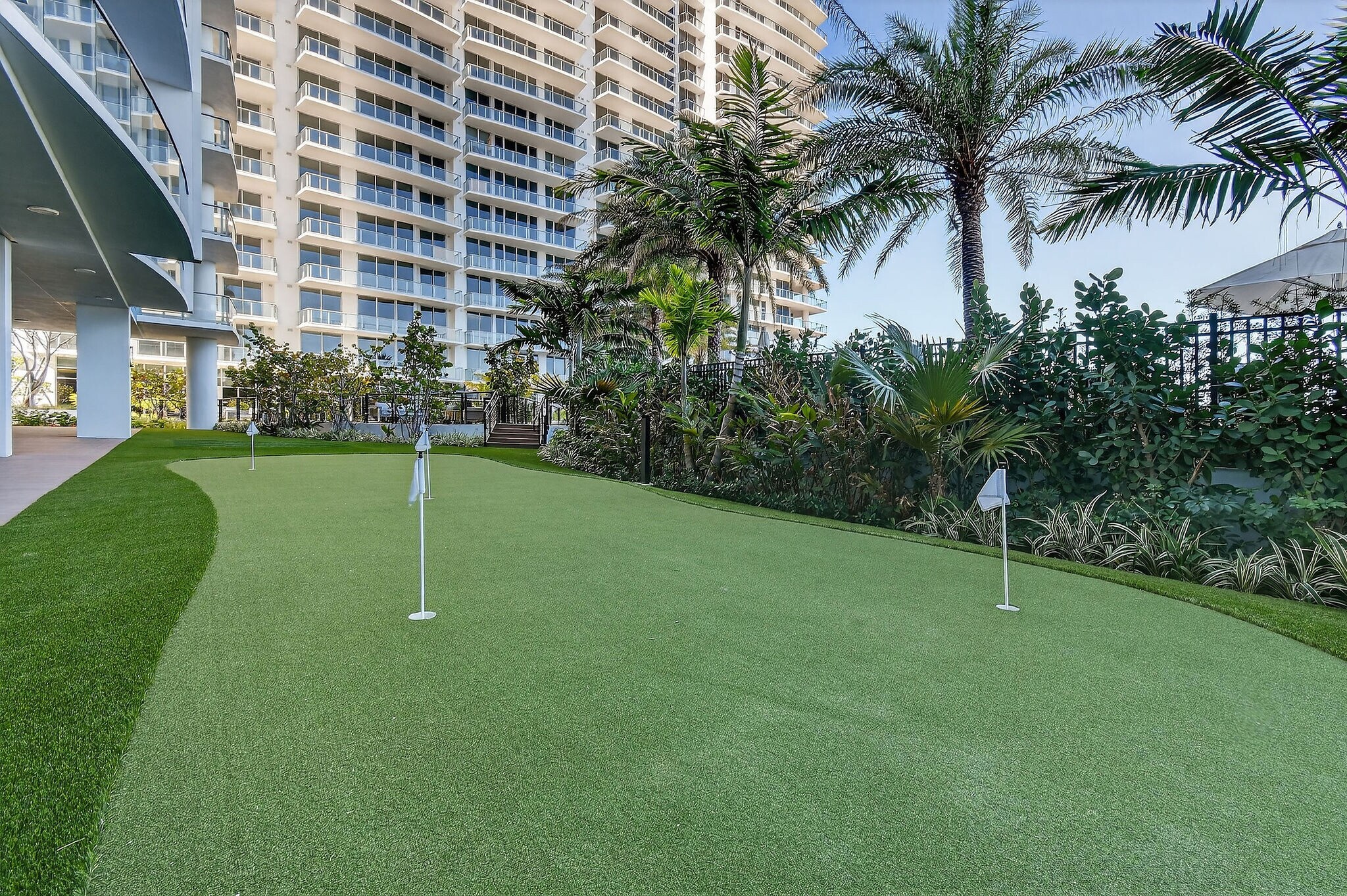 Putting green - 220 Lake Shore Dr