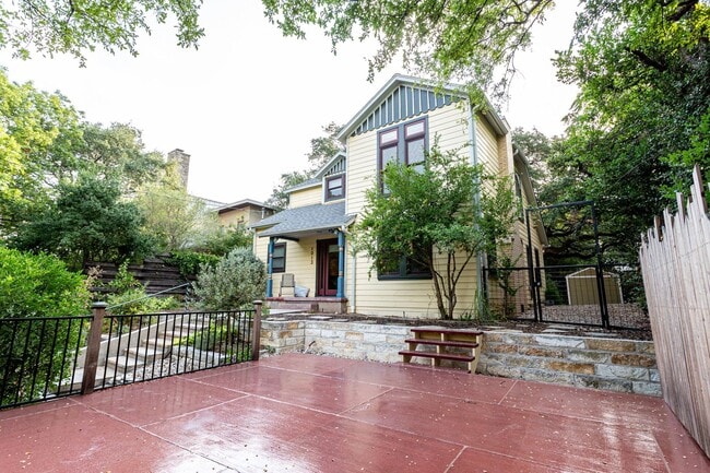 Building Photo - Charming 3 Bed / 2.5 Bath Two-Story Home!
