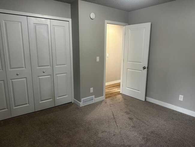 Building Photo - Stunning 3 bedroom AVAILABLE NOW!