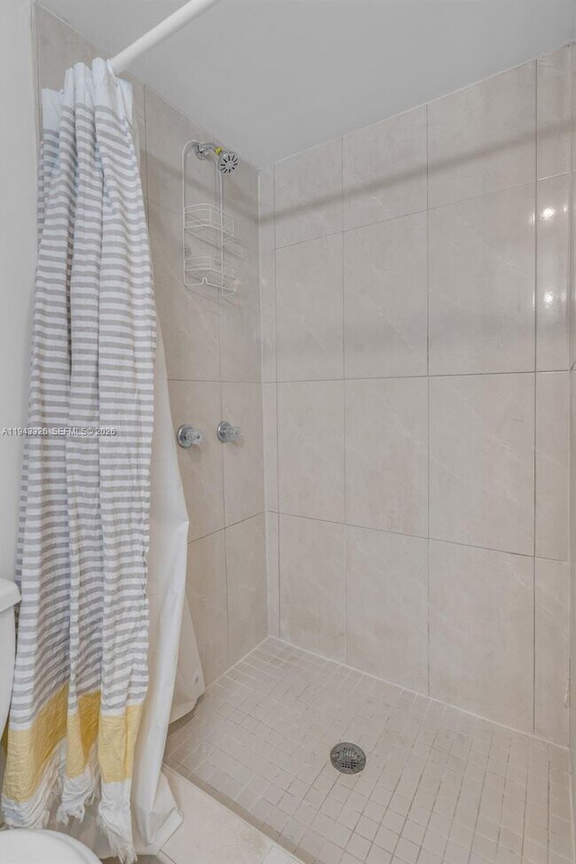 Building Photo - 9125 SW 77th Ave