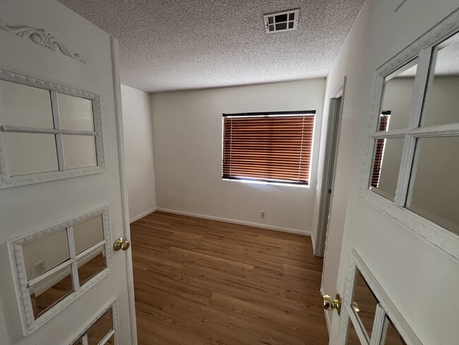 Building Photo - 3242 Rollingridge Ave