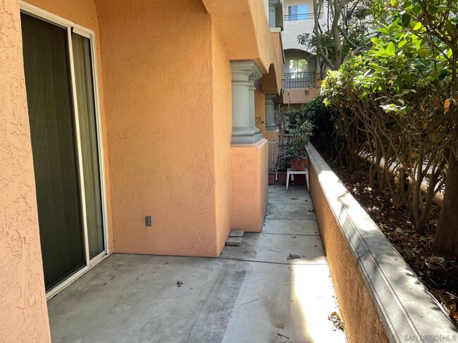 Building Photo - 640 Camino De La Reina
