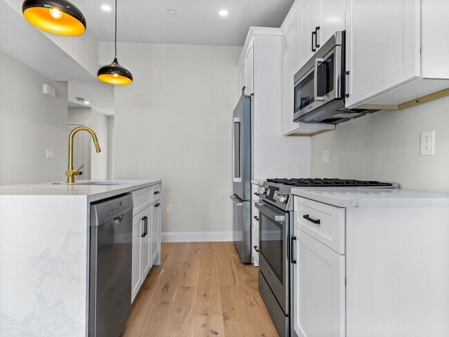 Building Photo - 4 Bed / 2 Bath in South Boston | In-Unit Laundry | 9/1