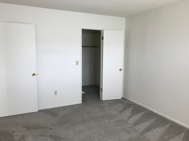 Building Photo - La Canada Townhome Quiet Community 2 Bedroom
