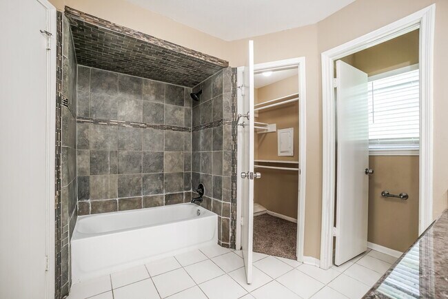 Building Photo - 13010 Ravensway Dr