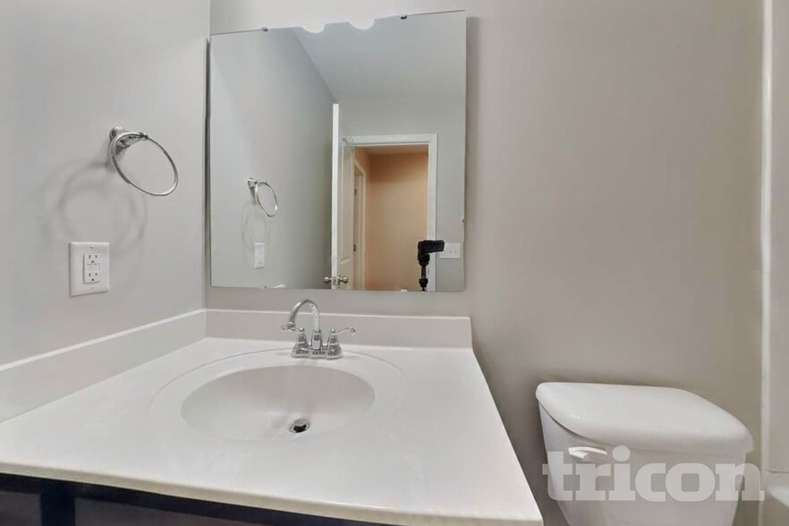Building Photo - 1037 Bitting Hall Cir