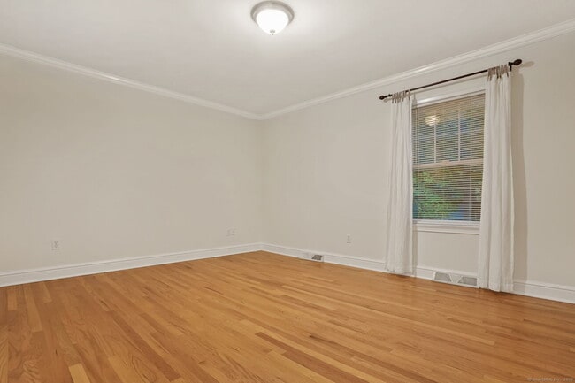 Building Photo - 6 Silvermine Ave