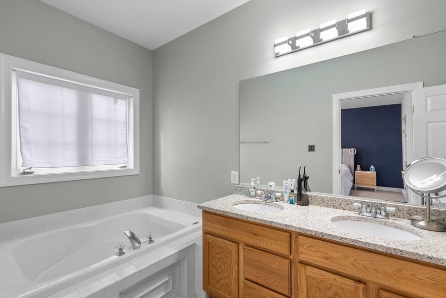 Master Bathroom (2nd Level) - 5 Chatterly Ct