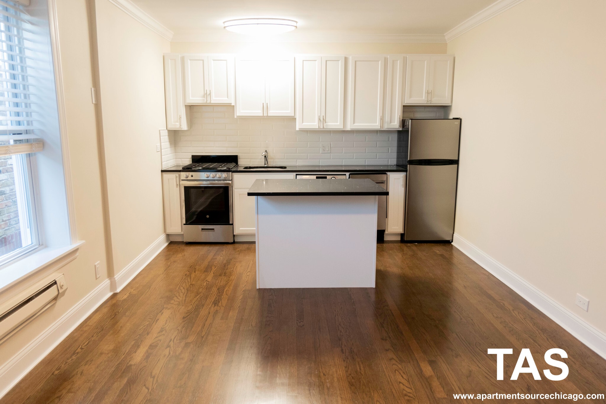 Building Photo - 914 Green Bay Rd