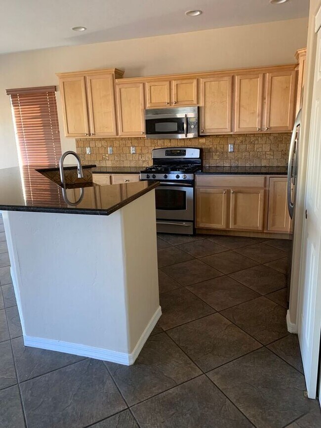 Building Photo - MOVE IN SPECIAL! $500 OFF MOVE IN COSTS WI...