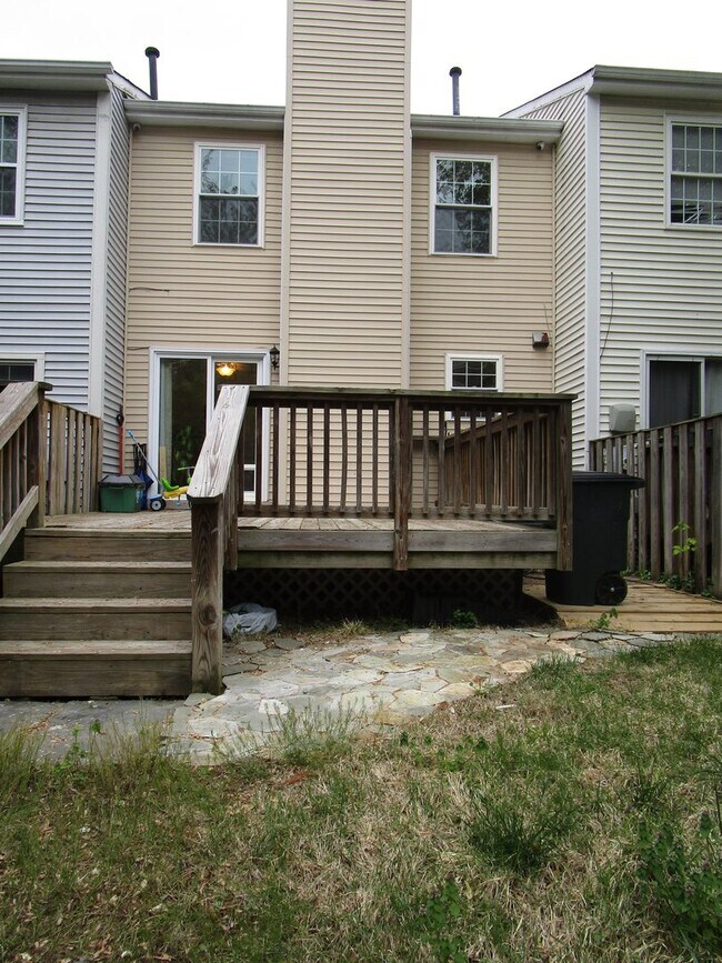 Building Photo - Large 4 Bedroom Townhouse in Gaithersburg!...