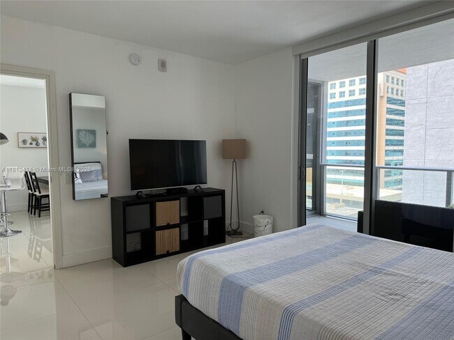 Building Photo - 1300 Brickell Bay Dr