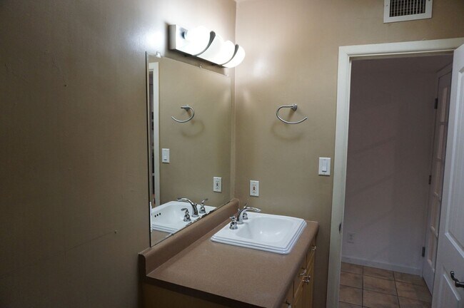 Building Photo - colum2432