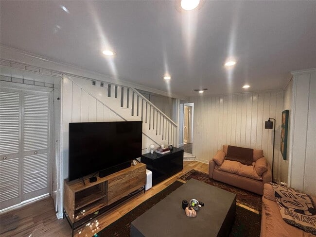 Building Photo - 917 E 39th St