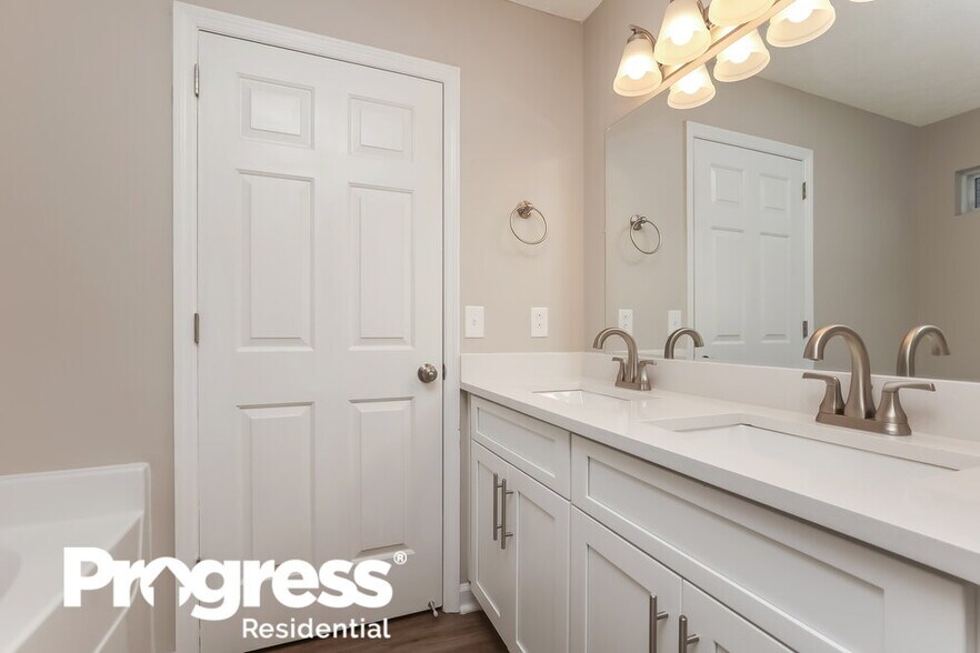 Building Photo - 3112 Chateau Valley Dr