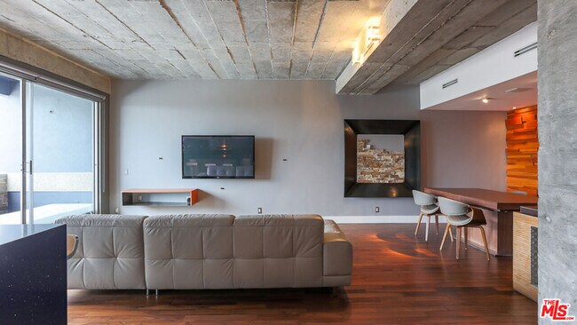 Building Photo - 7250 Franklin Ave