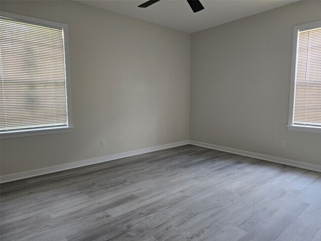 Building Photo - 10518 Royal Oaks Dr