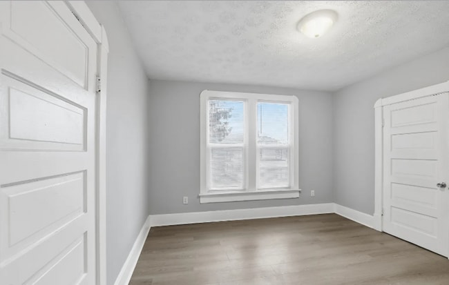 Building Photo - Large 2 Bedroom Home