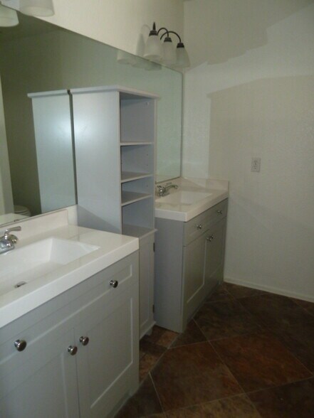 Master Bath - 1457 E Renee Dr