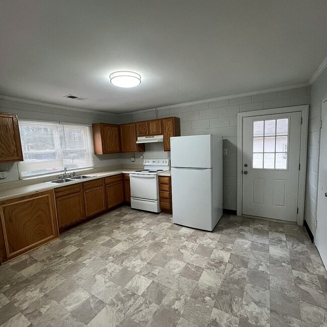 Building Photo - 208 Harper St