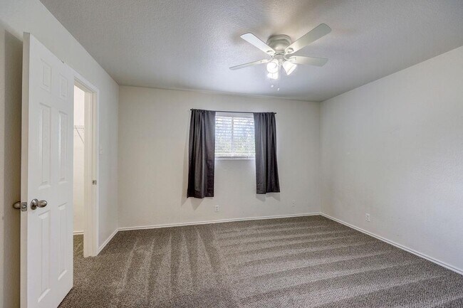 Building Photo - 16608 Shipshaw River Dr