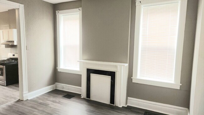 Building Photo - "Charming 3-Bedroom Retreat in the Heart o...