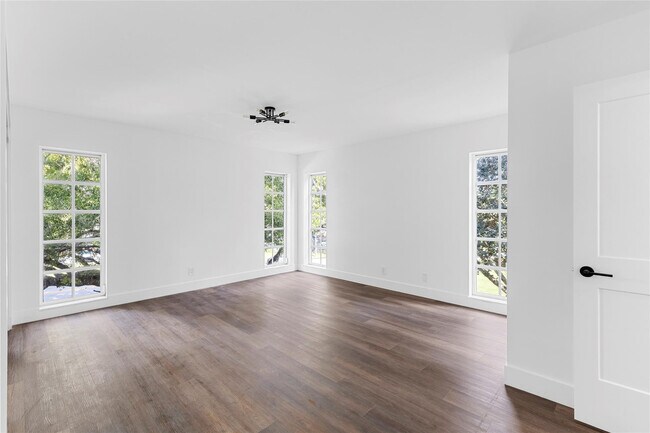 Building Photo - 2800 N Palm Aire Dr