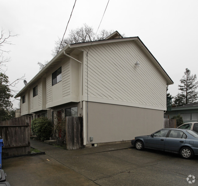 Primary Photo - 2109 E Evergreen Blvd