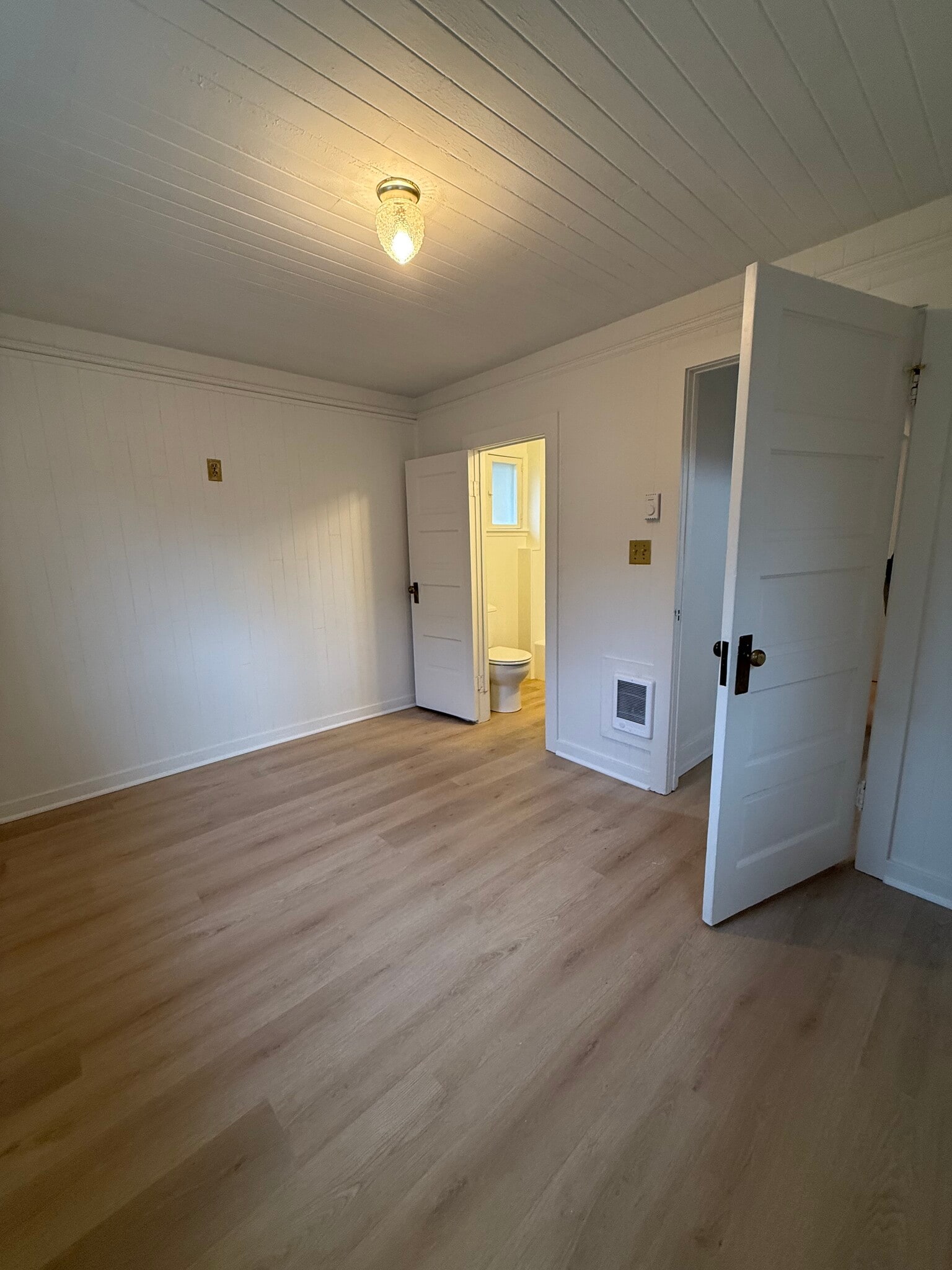 Building Photo - 10048 Interlake Ave N