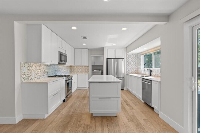 Building Photo - 5405 Fairmont Cir