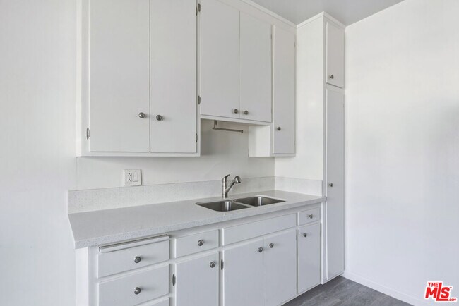 Building Photo - 11746 Goshen Ave